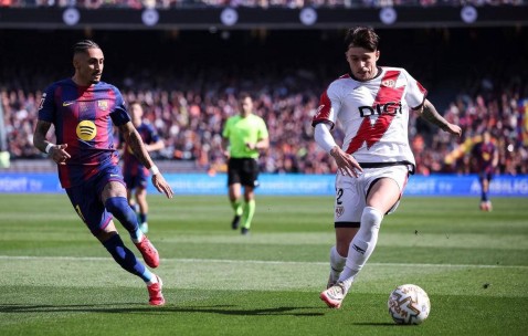 阿劳霍关键进球助巴塞罗那5连胜领跑西甲，领先皇马4分