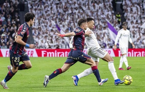 随着巴萨1-2，马竞1-0，皇马2-0，西甲积分榜产生，巴萨1分领跑