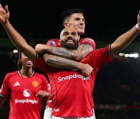 鲁尼对姆贝莫由黑转粉，称其为曼联今年最成功的引援