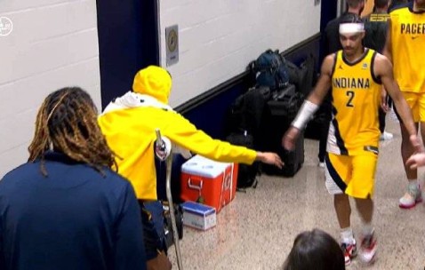 哈里伯顿赛后拄拐等队友返回 一一拥抱感人至深